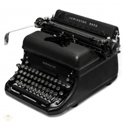 Antigua máquina de escribir Remington Rand, bien conservada funcionando y con su maletín a juego