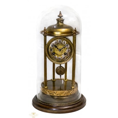 Antiguo reloj de Sobremesa de origen francés en Calamina con peana y cúpula en cristal soplado.