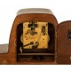 Antiguo reloj de sobremesa de la casa Junghans, con cuerda manual y funcionando.