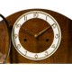 Antiguo reloj de sobremesa, en madera, de los cuartos con soneria ,de origen aleman, y funcionando.