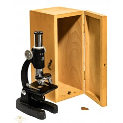 Bonito microscopio con su caja en madera