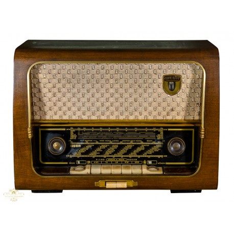 Antigua radio belga de la marca WEGA de los años 1950 y funcionando.